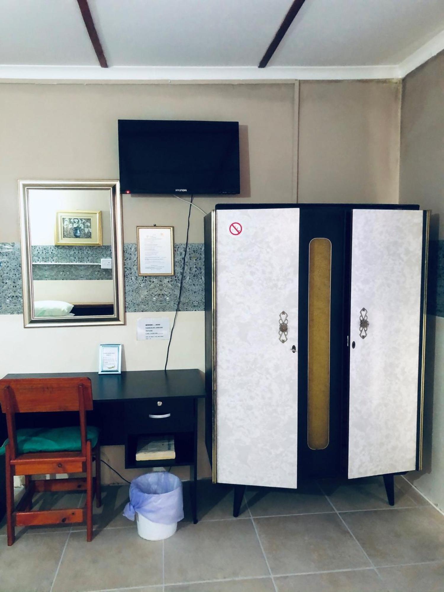 Feathers Inn Guest House Walvis Bay Bagian luar foto
